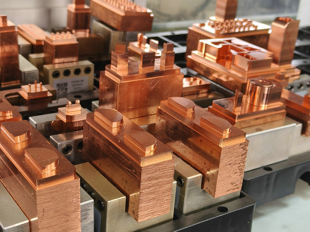 Dedicated to precision mold design and manufacturing, precision injection molding, stamping and asse